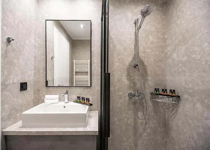 Maison Du Jardin 2-bedroom Private Outdoor Jacuzzi *