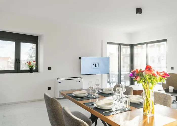 Maison Du Jardin 2-bedroom Private Outdoor Jacuzzi