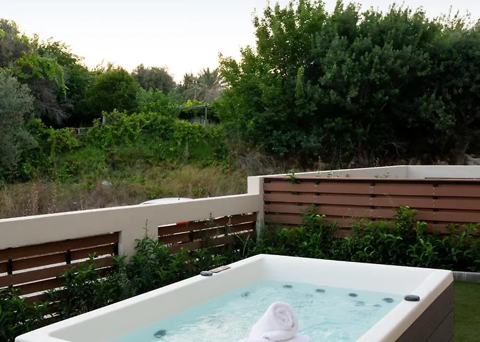 Maison Du Jardin 2-bedroom Private Outdoor Jacuzzi *
