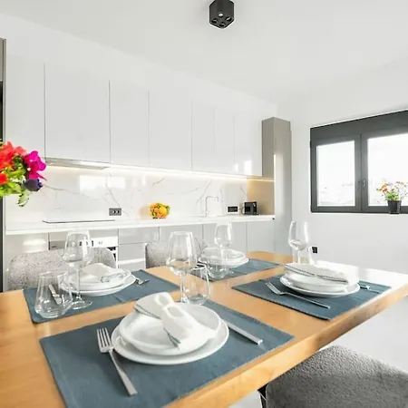 Maison Du Jardin 2-bedroom Private Outdoor Jacuzzi