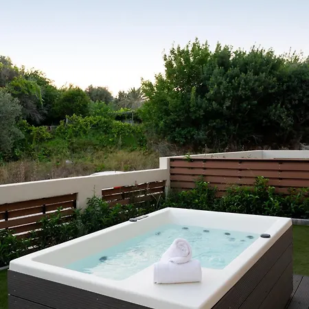 Maison Du Jardin 2-bedroom Private Outdoor Jacuzzi *
