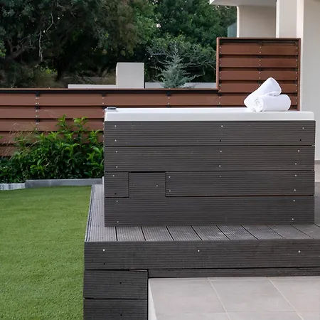 Maison Du Jardin 2-bedroom Private Outdoor Jacuzzi *