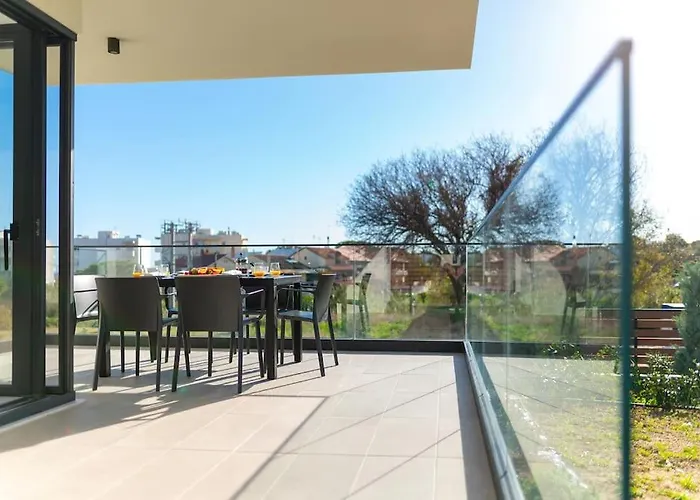 Апартаменты Maison Du Jardin 2-bedroom Private Outdoor Jacuzzi *
