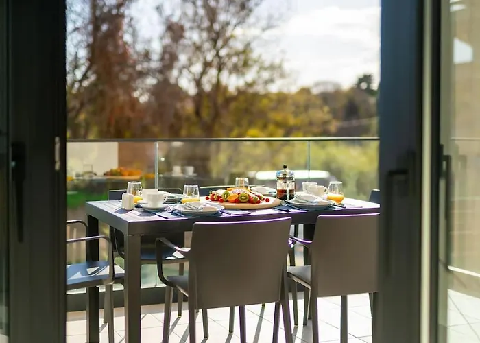 Maison Du Jardin 2-bedroom Private Outdoor Jacuzzi Апартаменты *