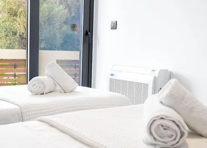 Maison Du Jardin 2-bedroom Private Outdoor Jacuzzi Апартаменты *