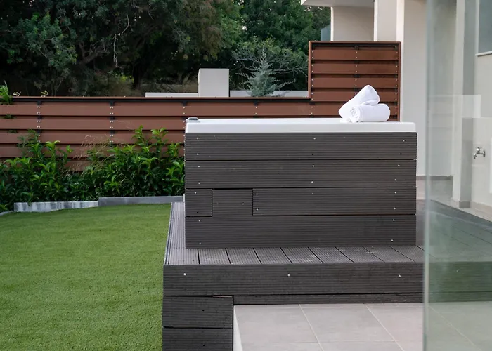 Maison Du Jardin 2-bedroom Private Outdoor Jacuzzi *